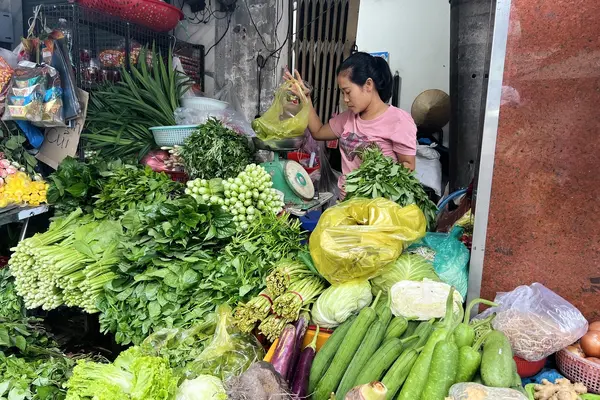 Mưa ngập kéo dài khiến giá rau TP.HCM tăng mạnh, người tiêu dùng thêm áp lực