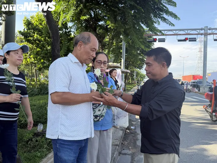 Người dân TP.HCM rưng rưng nước mắt tiễn đưa các liệt sĩ về nơi an nghỉ