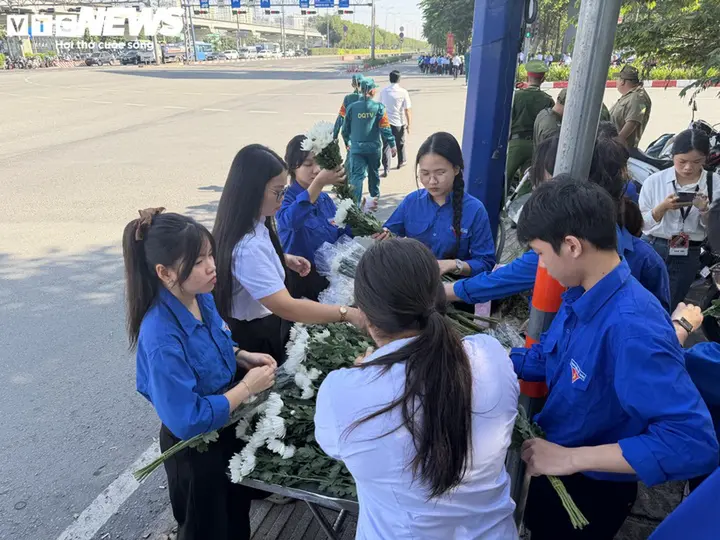 Người dân TP.HCM rưng rưng nước mắt tiễn đưa các liệt sĩ về nơi an nghỉ