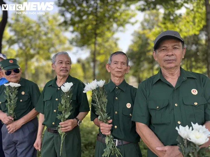Người dân TP.HCM rưng rưng nước mắt tiễn đưa các liệt sĩ về nơi an nghỉ