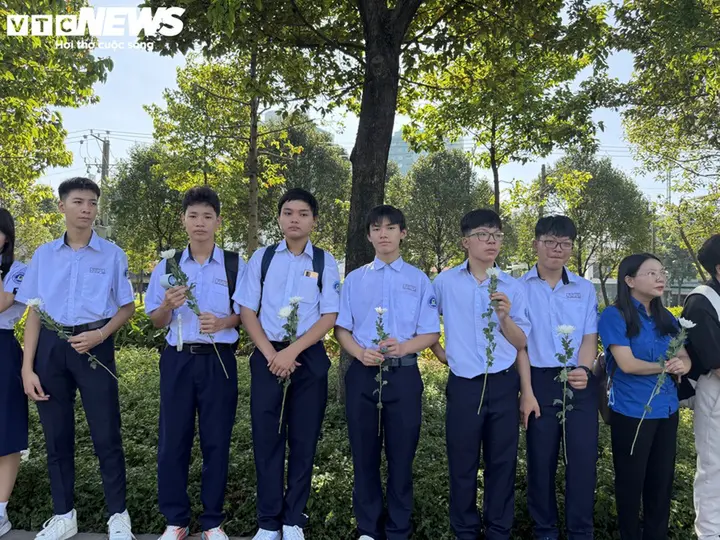 Người dân TP.HCM rưng rưng nước mắt tiễn đưa các liệt sĩ về nơi an nghỉ