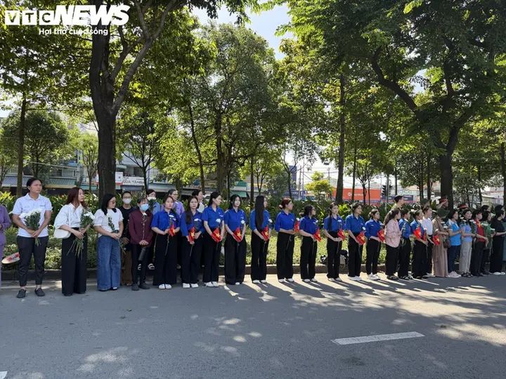 Người dân TP.HCM rưng rưng nước mắt tiễn đưa các liệt sĩ về nơi an nghỉ