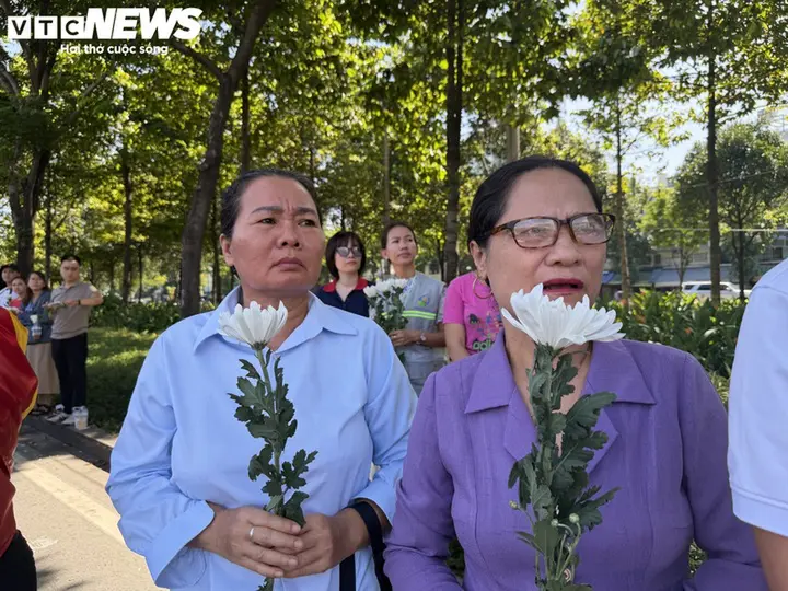 Người dân TP.HCM rưng rưng nước mắt tiễn đưa các liệt sĩ về nơi an nghỉ