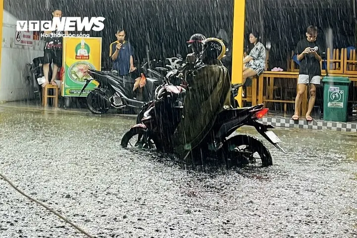 TP.HCM lại mưa ngập, người dân chật vật dắt xe giữa dòng nước