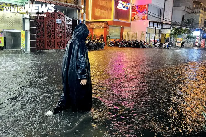TP.HCM lại mưa ngập, người dân chật vật dắt xe giữa dòng nước