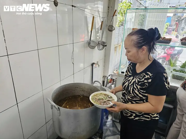 20.000 - 30.000 đồng chỉ đủ xôi, bánh mì: Bữa sáng ở TP.HCM ngày càng đắt đỏ?