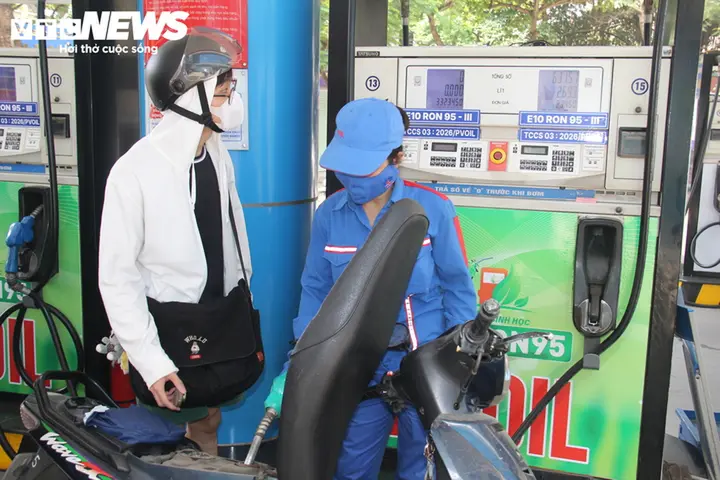 Giá xăng đồng loạt tăng, giá dầu diesel giảm