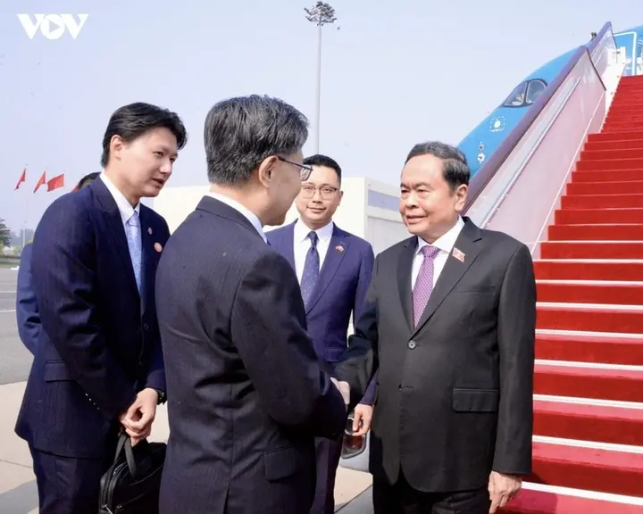 Chủ tịch Quốc hội đến Thủ đô Bắc Kinh, bắt đầu chuyến thăm chính thức Trung Quốc