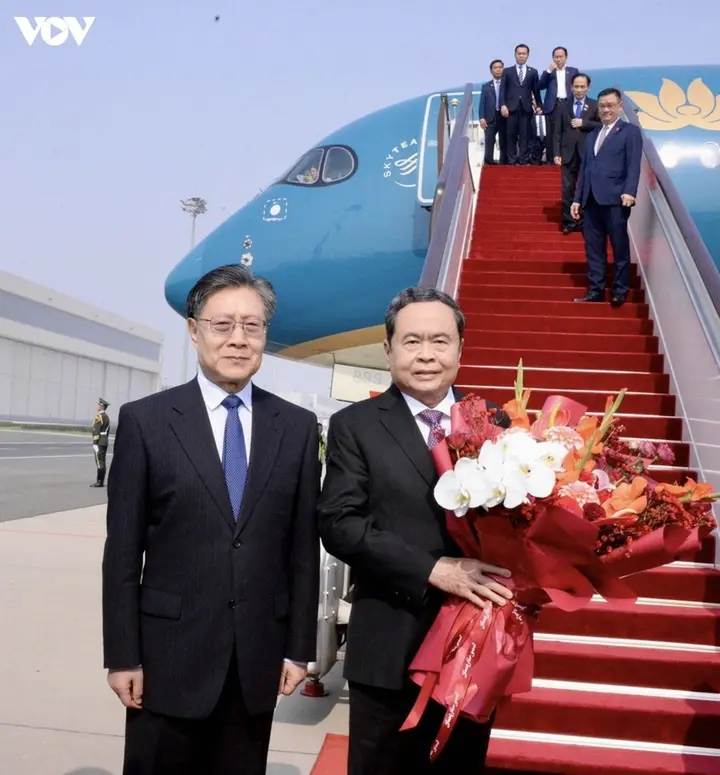 Chủ tịch Quốc hội đến Thủ đô Bắc Kinh, bắt đầu chuyến thăm chính thức Trung Quốc