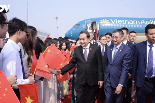 Chủ tịch Quốc hội đến Thủ đô Bắc Kinh, bắt đầu chuyến thăm chính thức Trung Quốc