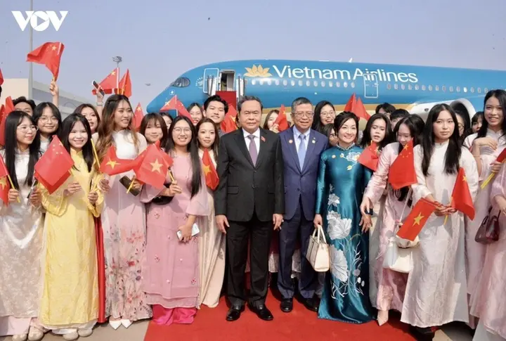 Chủ tịch Quốc hội đến Thủ đô Bắc Kinh, bắt đầu chuyến thăm chính thức Trung Quốc