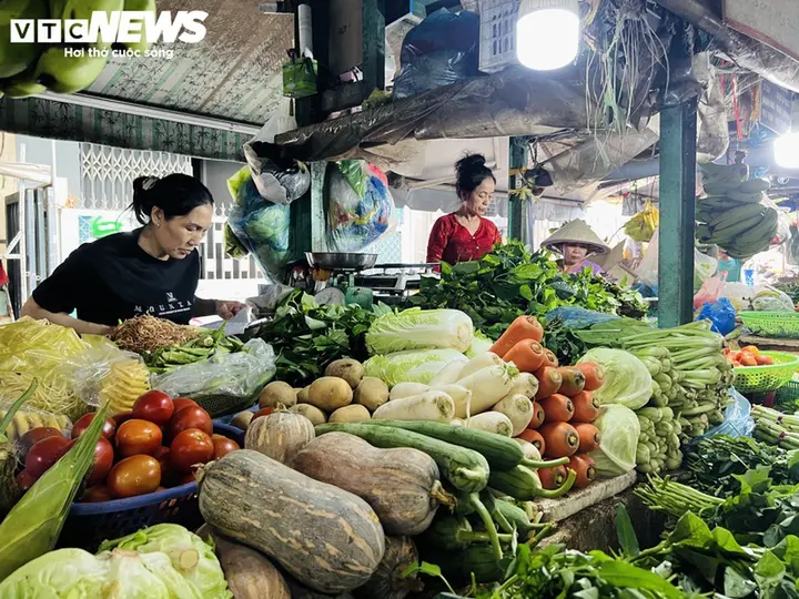Mưa ngập kéo dài khiến giá rau TP.HCM tăng mạnh, người tiêu dùng thêm áp lực