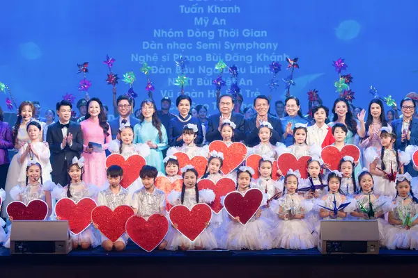 Chủ tịch Quốc hội dự chương trình nghệ thuật 'Kết nối yêu thương'