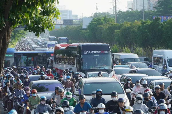 Cây cổ thụ cao 20m đổ chắn đường, trung tâm TP.HCM kẹt xe kéo dài