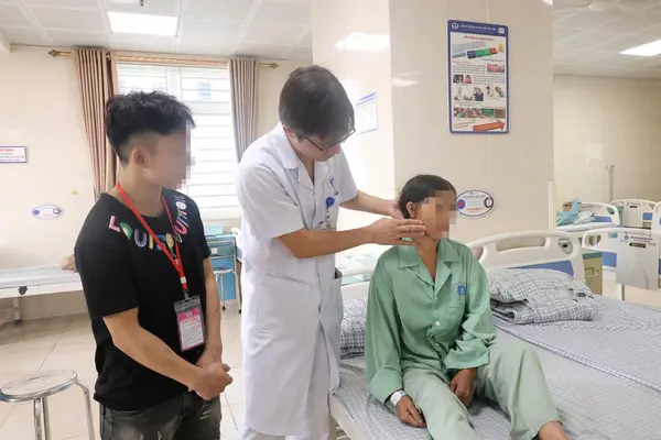 Mẹ người Mông không thạo tiếng Việt, con trai 19 tuổi làm 'cầu nối' với bác sĩ