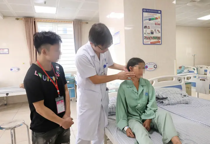 Mẹ người Mông không thạo tiếng Việt, con trai 19 tuổi làm 'cầu nối' với bác sĩ