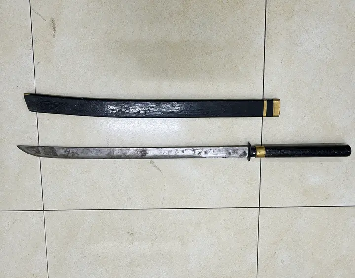 Bị đòi lại xe mượn, thiếu niên rủ đồng bọn vác kiếm truy đuổi, cướp tài sản