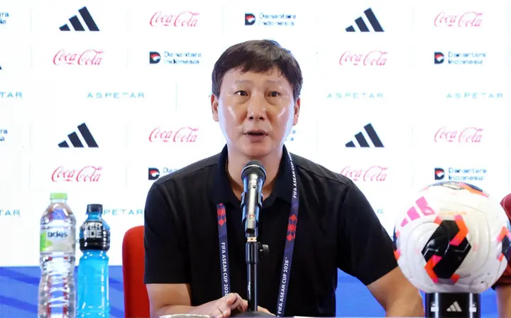 HLV Kim Sang-sik: 'Tuyển Việt Nam mất tập trung vì thời tiết nóng bức'