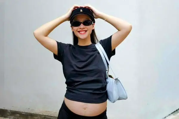 Khả Ngân mang thai con đầu lòng