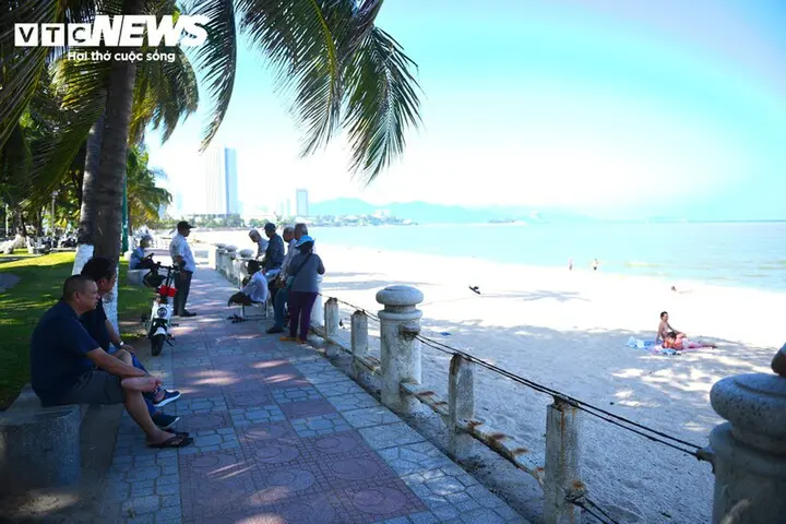 Cận cảnh lan can hoen gỉ, nguy cơ gây thương tích cho du khách ở biển Nha Trang
