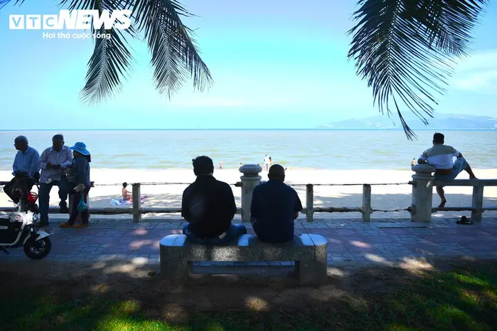 Cận cảnh lan can hoen gỉ, nguy cơ gây thương tích cho du khách ở biển Nha Trang