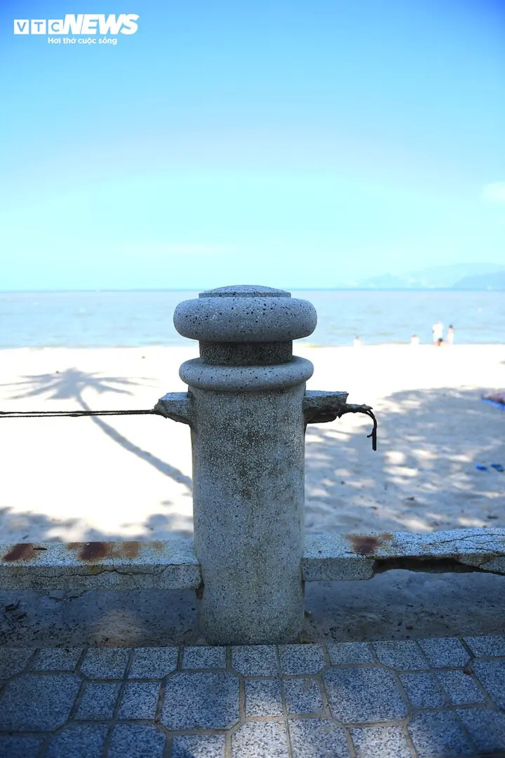 Cận cảnh lan can hoen gỉ, nguy cơ gây thương tích cho du khách ở biển Nha Trang