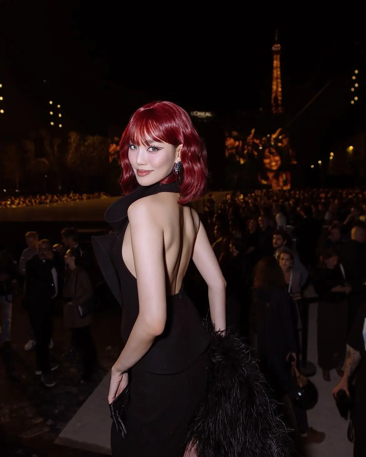 Lan Khuê quyến rũ với đầm xẻ lưng, tóc đỏ ở Paris