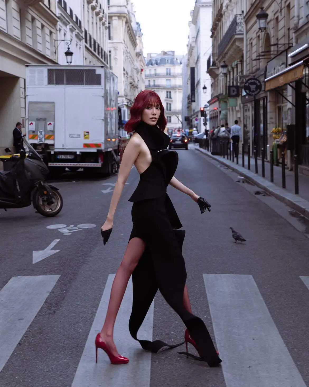 Lan Khuê quyến rũ với đầm xẻ lưng, tóc đỏ ở Paris