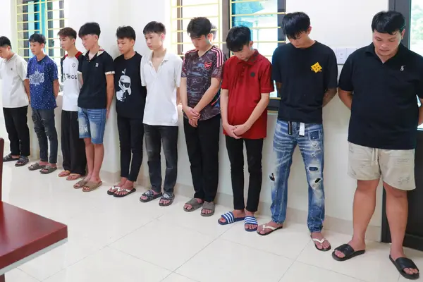 Mang dao kiếm đi tìm đối thủ trên TikTok, nhóm thanh niên chém nhầm người