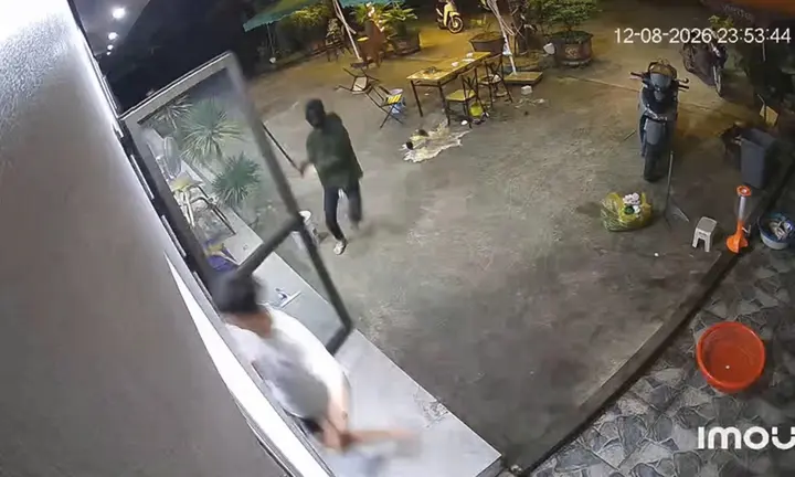 Mang dao kiếm đi tìm đối thủ trên TikTok, nhóm thanh niên chém nhầm người