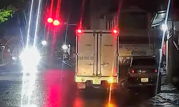 Lái ô tô vượt đèn đỏ, nữ tài xế bị phạt 19 triệu đồng