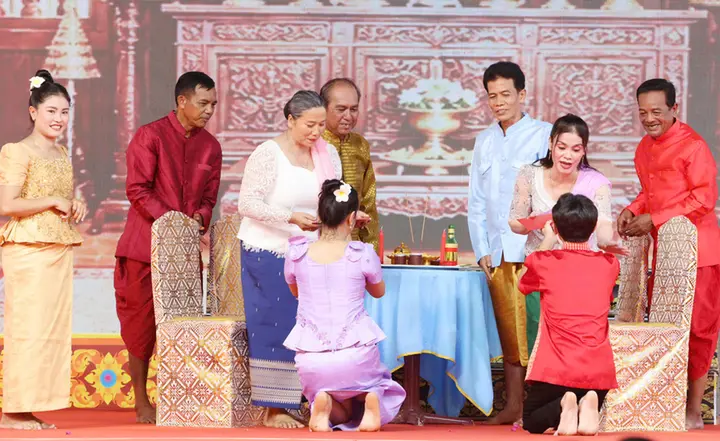Hình ảnh đồng bào Khmer đón mừng Lễ Sene Dolta đầm ấm, hạnh phúc