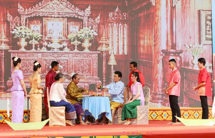 Hình ảnh đồng bào Khmer đón mừng Lễ Sene Dolta đầm ấm, hạnh phúc