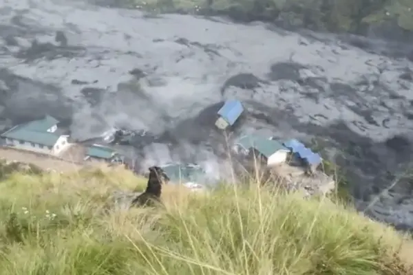 Video lũ bùn như tận thế lại càn quét Nepal, cuốn sạch nhà cửa, cầu đường