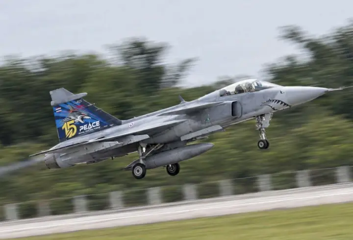 Video hoàng hậu Thái Lan lần đầu tự lái máy bay tiêm kích JAS 39C Gripen
