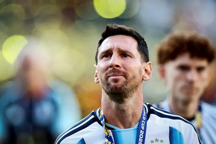 Messi đỉnh cao, Ronaldo giận dỗi: Chương cuối trái ngược của 2 tượng đài