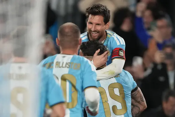 Cận cảnh Messi tỏa sáng rực rỡ trong ngày chia tay đội tuyển Argentina