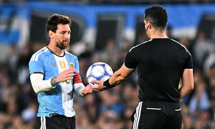 Đối thủ tranh nhau xin chụp ảnh, đồng đội rơi nước mắt chia tay Messi