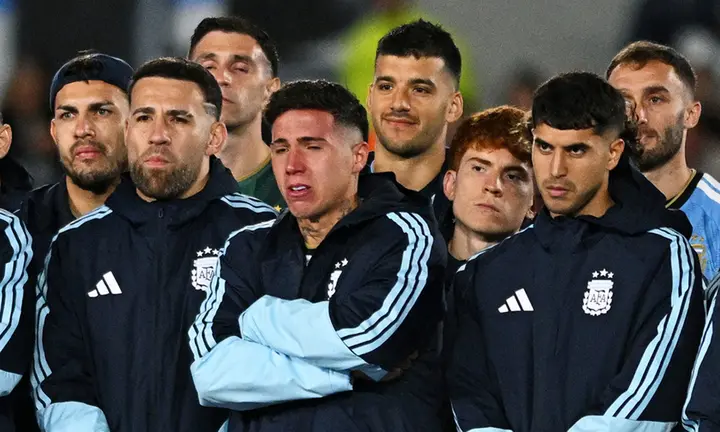 Đối thủ tranh nhau xin chụp ảnh, đồng đội rơi nước mắt chia tay Messi