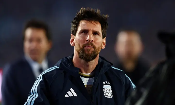 Đối thủ tranh nhau xin chụp ảnh, đồng đội rơi nước mắt chia tay Messi