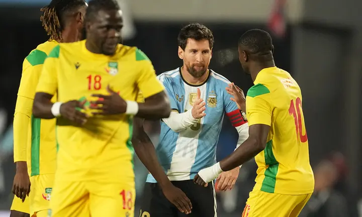 Đối thủ tranh nhau xin chụp ảnh, đồng đội rơi nước mắt chia tay Messi