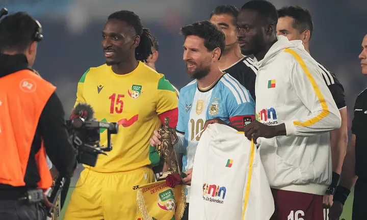 Đối thủ tranh nhau xin chụp ảnh, đồng đội rơi nước mắt chia tay Messi