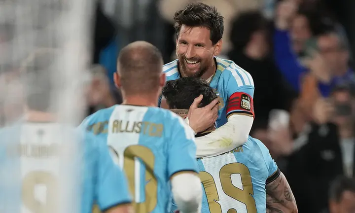Đối thủ tranh nhau xin chụp ảnh, đồng đội rơi nước mắt chia tay Messi