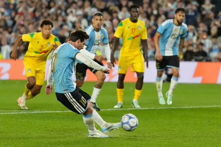 Cận cảnh Messi tỏa sáng rực rỡ trong ngày chia tay đội tuyển Argentina