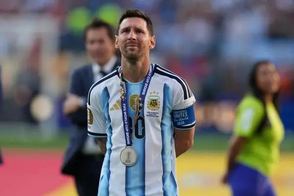 Messi bật khóc trên đường ra sân đá trận chia tay đội tuyển Argentina