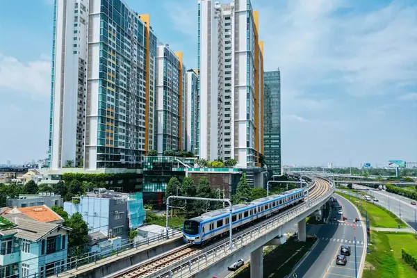 TP.HCM tăng chuyến metro và xe buýt phục vụ lễ truy điệu liệt sĩ