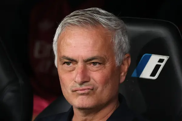 Mourinho bỏ họp báo sau thẻ đỏ của Vinicius
