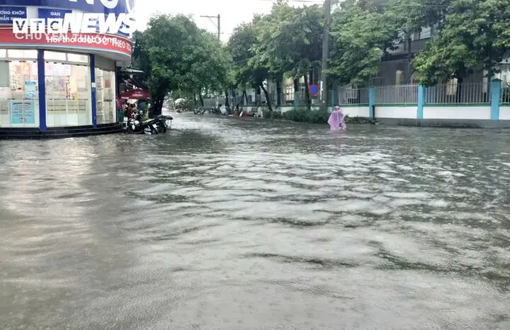 Dân Quảng Ngãi bế lợn 'chạy' lũ, nhiều khu vực phía Nam Đà Nẵng ngập sâu