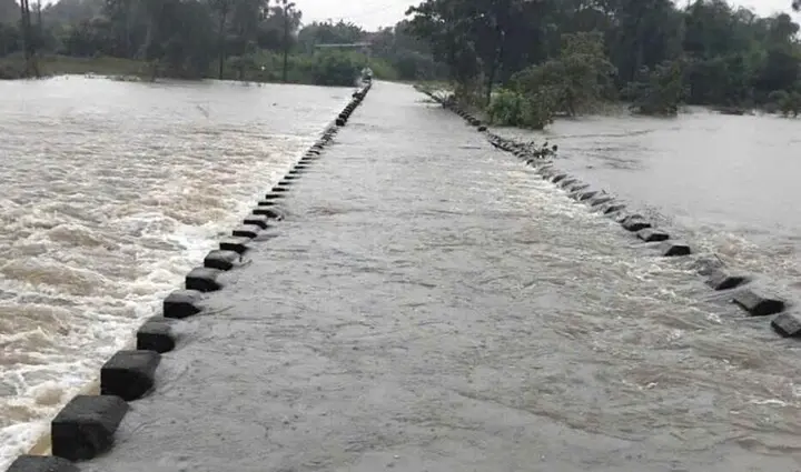Đà Nẵng mưa trắng trời, nhiều nơi ngập sâu, giao thông chia cắt