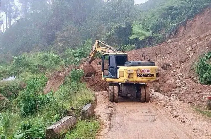 Đà Nẵng mưa trắng trời, nhiều nơi ngập sâu, giao thông chia cắt
